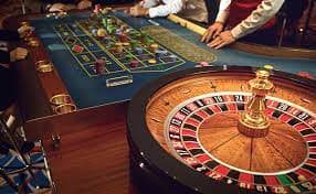 Tampilan meja Infinite Blackjack ayo wd dengan dealer live dan antarmuka penempatan taruhan yang jelas